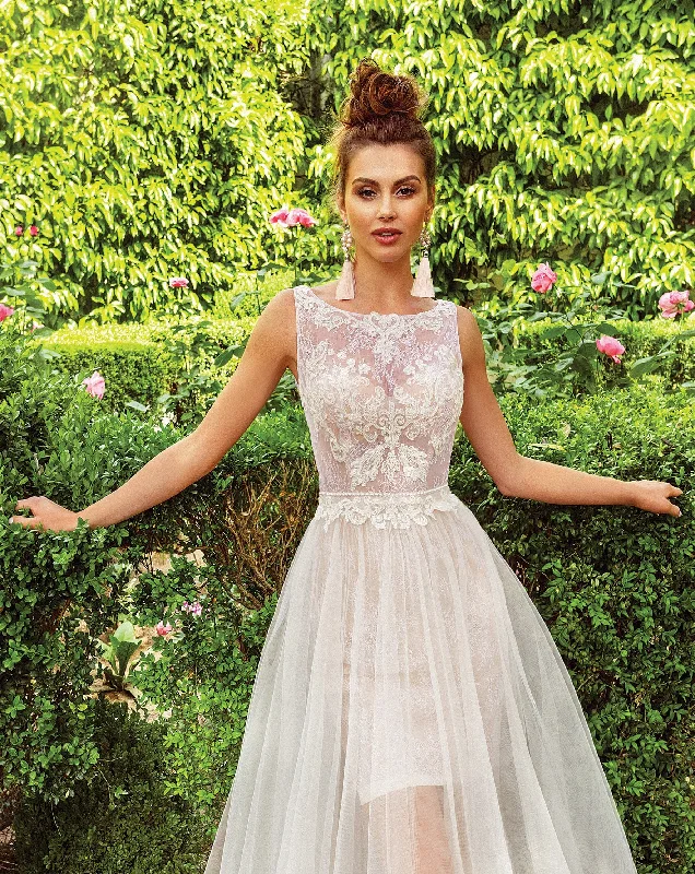 Halter - neck wedding dress for a modern look2in1 Sleeveless Short Wedding Dress with Detachable Skirt