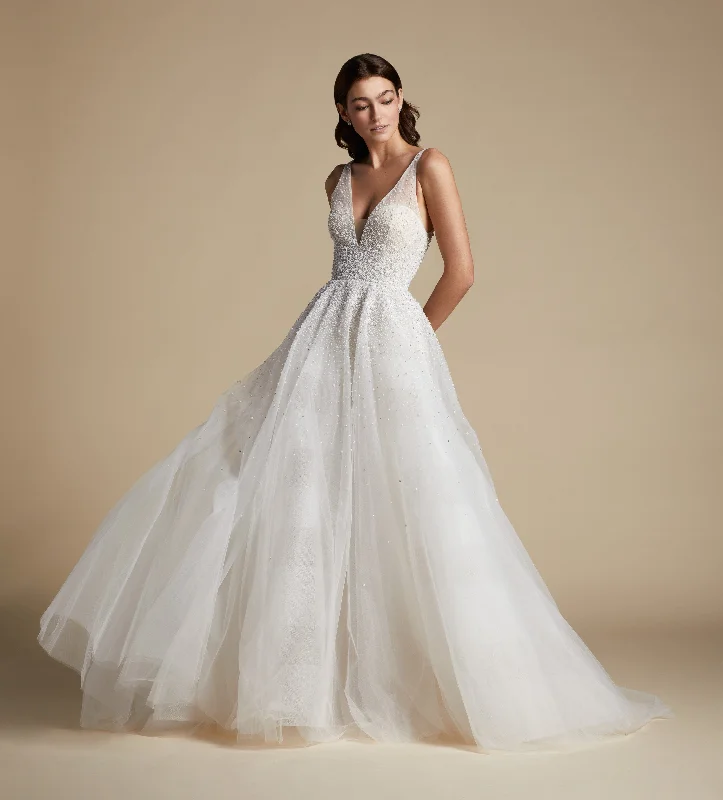 Plunging - neckline wedding dress for a bold lookAllison Webb Perla 42113 - Size 14 Plunging - neckline wedding dress for a bold lookAllison Webb Perla 42113 - Size 14