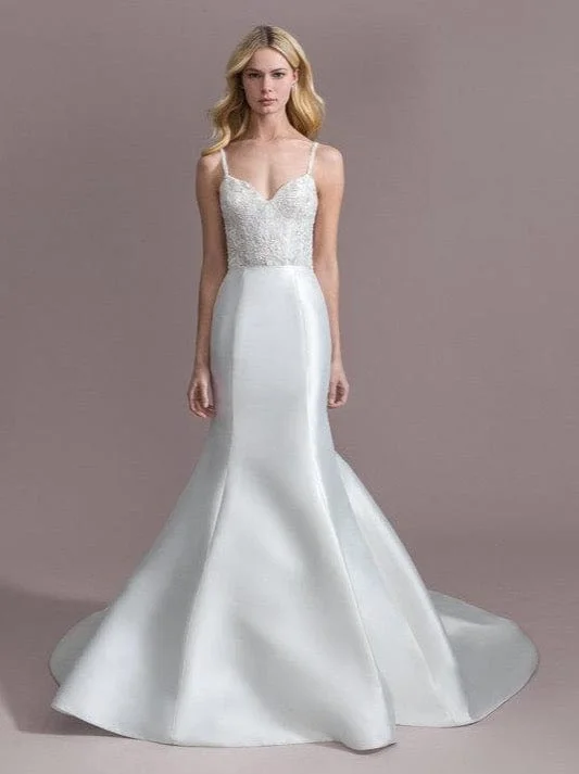Quilted - fabric wedding dress for a unique textureAllison Webb Stockton - Size 10 Quilted - fabric wedding dress for a unique textureAllison Webb Stockton - Size 10