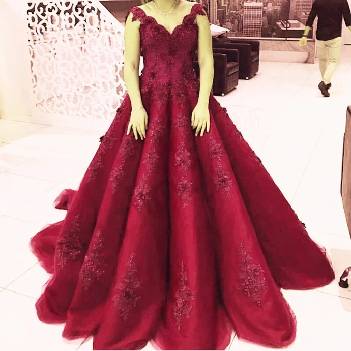 Plunging - neckline wedding dress for a bold lookball gown prom dresses Elegant Lace Straps V Neck Tulle Burgundy Wedding Dresses Ball Gowns cg20167 Plunging - neckline wedding dress for a bold lookball gown prom dresses Elegant Lace Straps V Neck Tulle Burgundy Wedding Dresses Ball Gowns cg20167