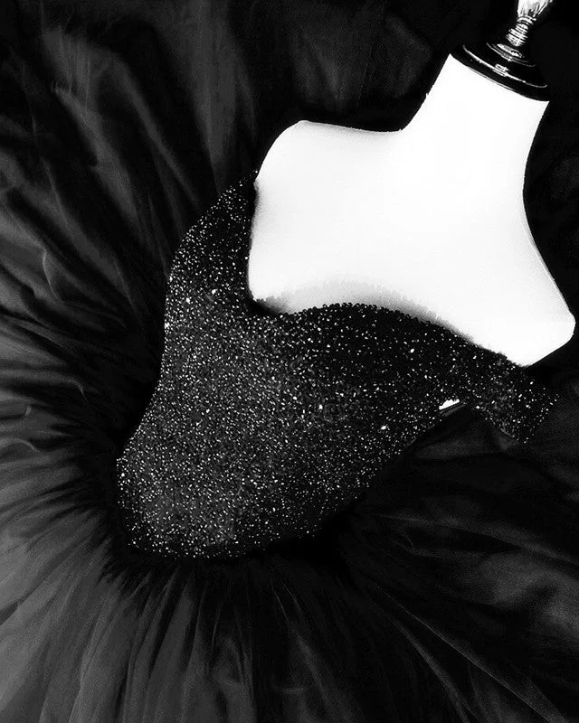 Cape - backed wedding dress for a dramatic entranceCorset Black Wedding Dresses Tulle Ball Gown Off The Shoulder Cape - backed wedding dress for a dramatic entranceCorset Black Wedding Dresses Tulle Ball Gown Off The Shoulder