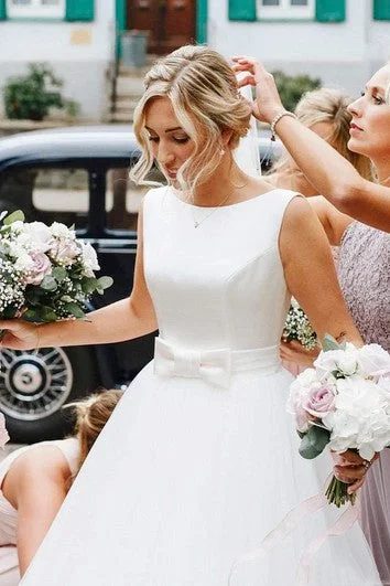 Contemporary geometric - print wedding dressDeep V-back Ethereal Sleeveless Ball Gown With Bow And Tulle Wedding Dress Contemporary geometric - print wedding dressDeep V-back Ethereal Sleeveless Ball Gown With Bow And Tulle Wedding Dress