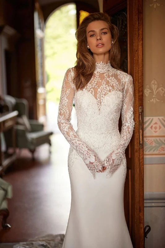 Square - neck wedding dress for a classic lookFLORANA