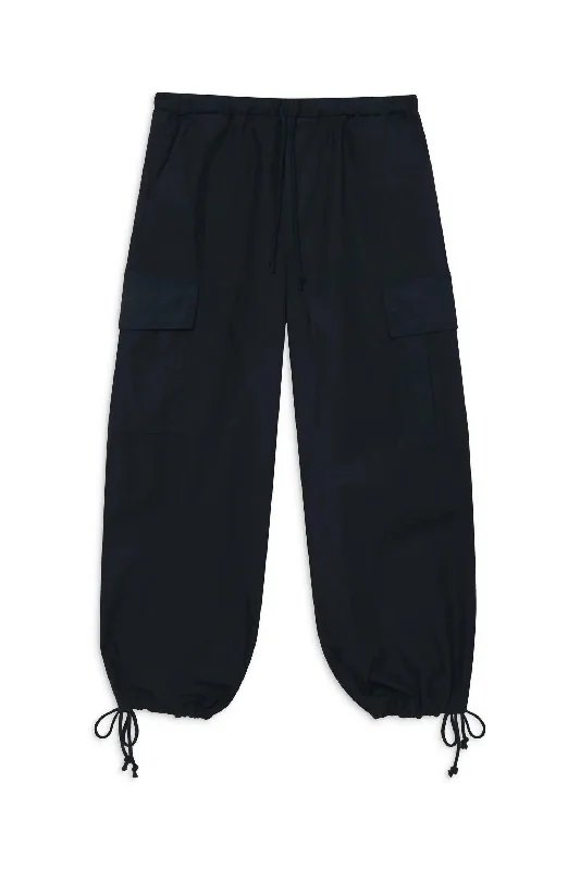Ankle pants with zippers for women in a convenient designWomen's Structured Poplin Cargo Pant In Black