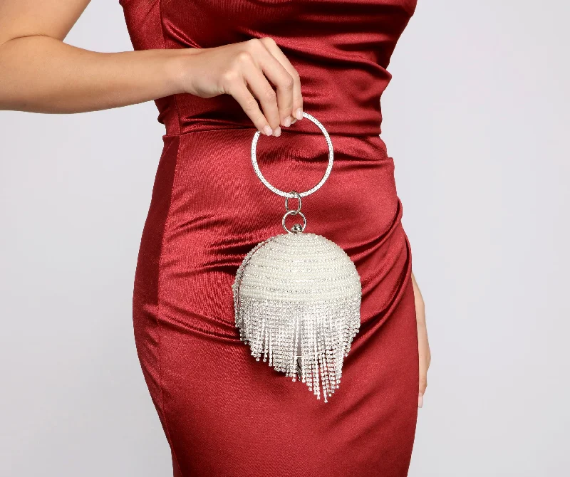 "Vintage - look women's dresses for a retro charm"Dazzle Queen Pearl Fringe Sphere Clutch